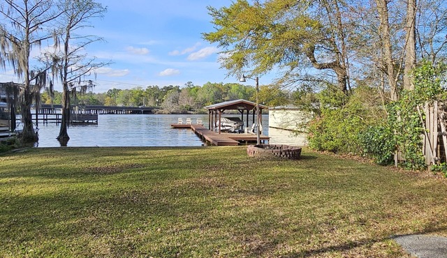 A-mazing clean and cozy Lakefront cottage! (Specials available)