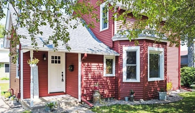 A meticulously restored farm house with a blend of vintage charm & modern luxury