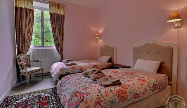 A mi-chemin entre Rennes et Le Mont Saint-Michel, aux portes de Bretagne.