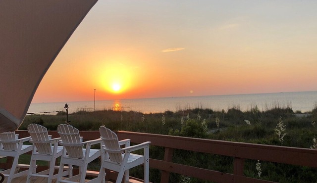 A MINI PARADISE-"THE FRISKY DOLPHIN"PRIVATE BEACH- 3BED, 2BATH!