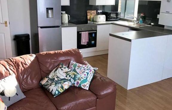 A modern 2 bedroom apartment close to the city centre