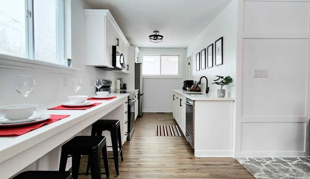 A Modern 3 Bedroom Home with Free Parking & Wifi