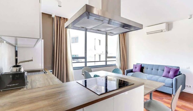 A Modern 3-BR/2BA with Parking at La Chapelle