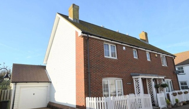 A modern 3 double bedroom house in Camber, Rye near the sand dunes & beach.