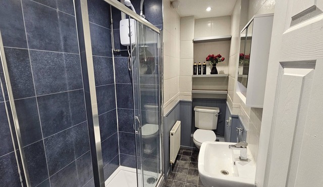 A modern 4 Bedroom and 2 bathrooms House. Private parking. Quiet area.