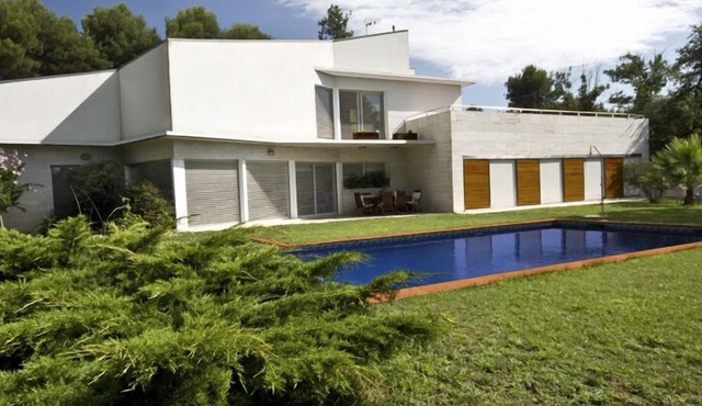 A modern and comfortable villa in a quiet and well-connected residential area