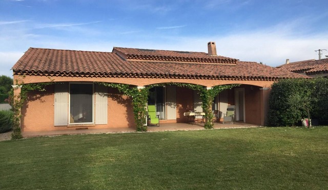 A Modern Charming Villa with shared pool in the Luberon National Park