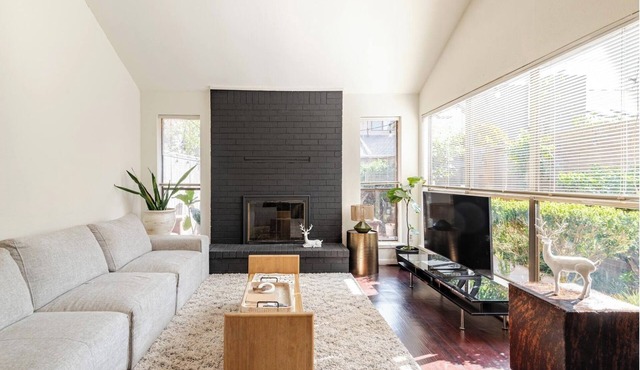 A Modern & Cozy Townhome with good vibes