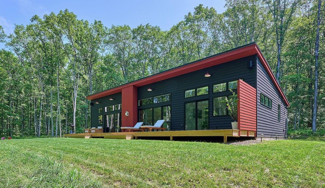 A Modern Escape: 3-bed Contemporary on 5+ acres <1 Mile from the Delaware River.