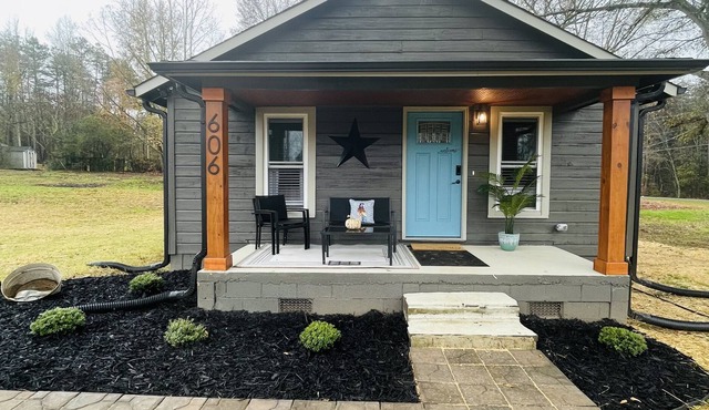 A Modern LincolntonCottage featuring 2 Queen bedrooms & 1.5 Bathrooms