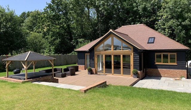 A modern luxury bungalow with an amazing hot tub located in a rural part of Kent