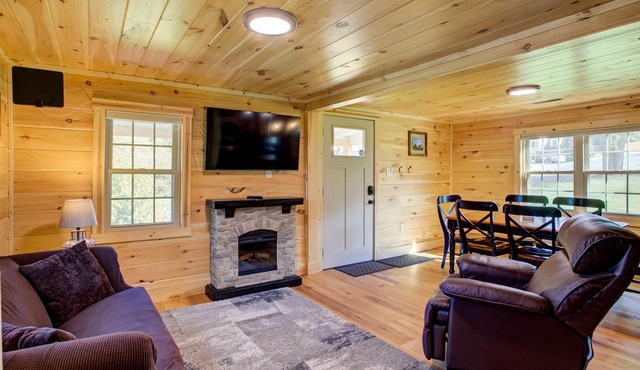 A Modern Rustic Chalet with HOT TUB! Near Hershey, PA