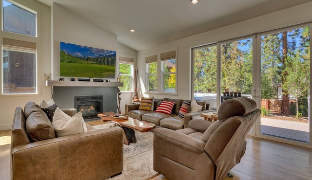 A Modern Tahoe 3 Bedroom, 3.5 Bath (SL110), Hot Tub, BBQ, Close to Downtown