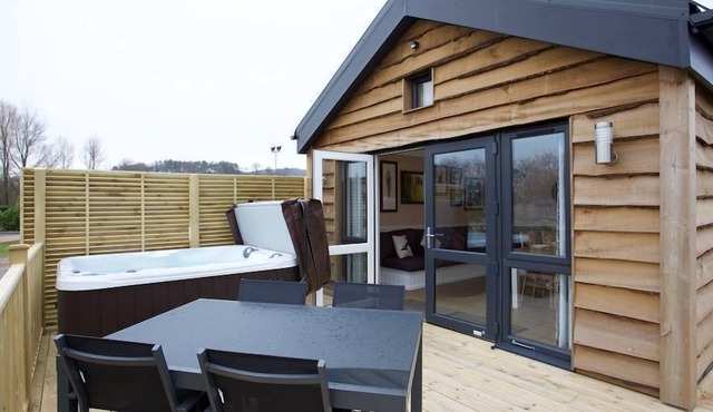 A montana lodge with hot tub that sleeps 4 guests in 2 bedrooms