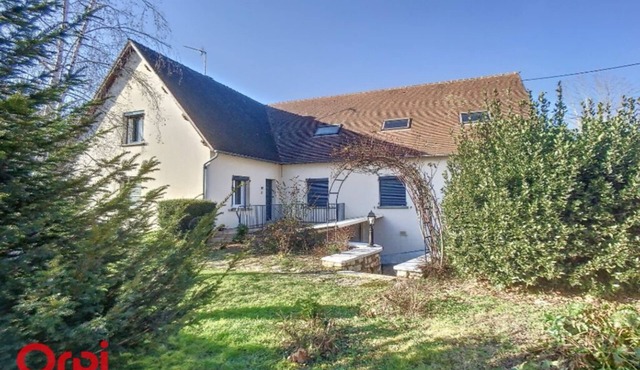 A Montmarault, L'Arbre de Vie vous propose 2 couchages et 2 salles d'eau