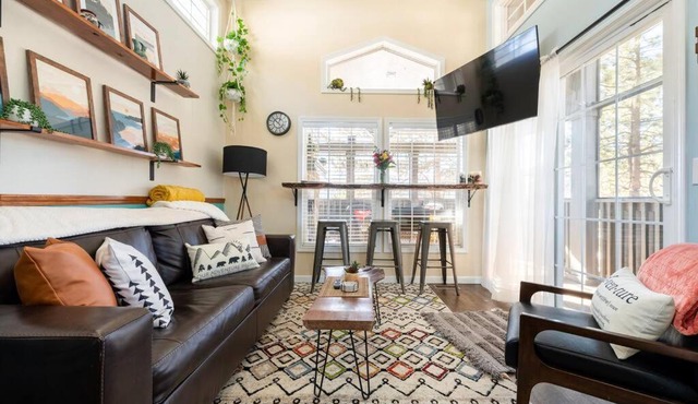 A Mountain Tiny dream 2BR, Views, Patio, Fireplace