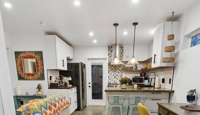 A new detached guesthouse! Charming, quiet, safe, and close to everything!