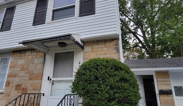 A nice and cozy house in Cle surbs. Quiet neighborhood. Permit 154.