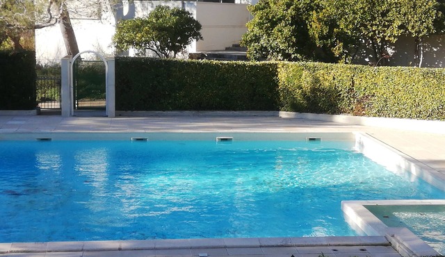 A Nimes T3 on Golf, Garden, swimming pool and garage in secure residence