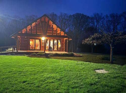 A Novel Stay 3 bed 2 bath log cabin in Shelbyville, IL