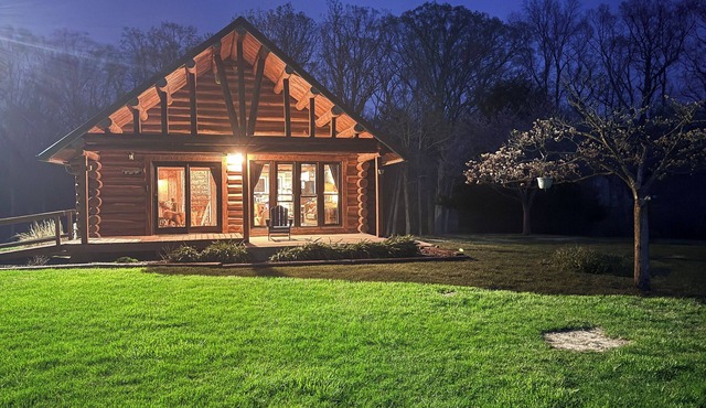A Novel Stay 3bd log cabin with Hot tub in amazing Shelbyville, IL. 3.5 acres.