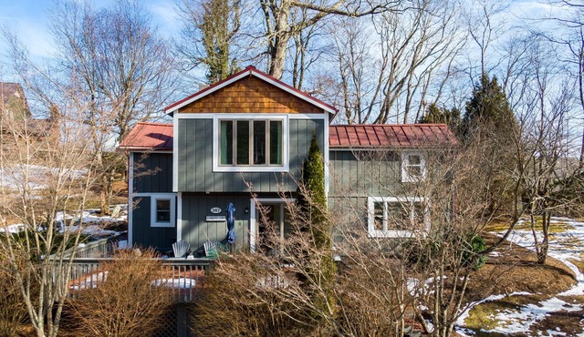 A Parkway Cabin - 1 mi from Blue Ridge Parkway, has hot tub, fire pit, close to Boone!