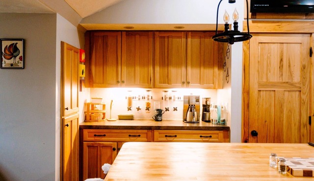 A Peace of Paradise. -Hot Tub, Massage Chair, Private Lot, Close to Gun Lake-