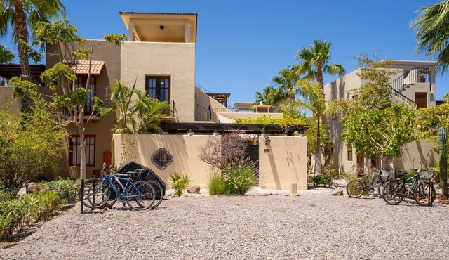 A peaceful and charming home located with Golf cart included