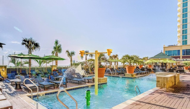 A Peaceful Beach Retreat! Fully-equipped Kitchen, Outdoor Swimming Pool!