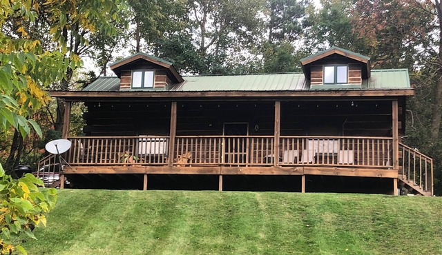 A peaceful country getaway near trout fishing, golfing, scenic view. Sleeps 2-3.