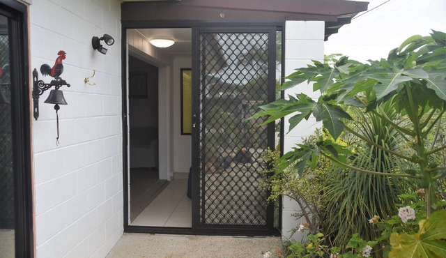 A peaceful Hacienda with lush gardens situated in a quiet steet - Pet Friendly