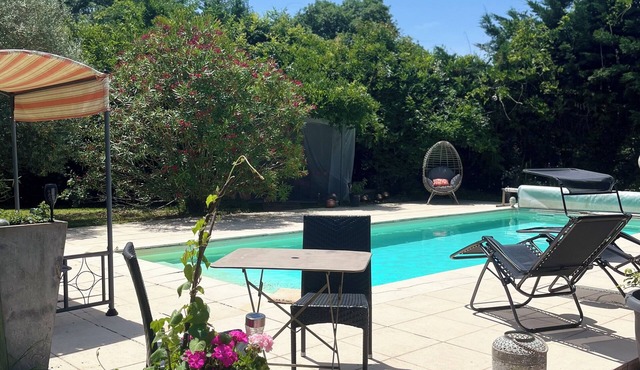 A peaceful haven with swimming pool, 20 minutes from Bordeaux and its vineyards.