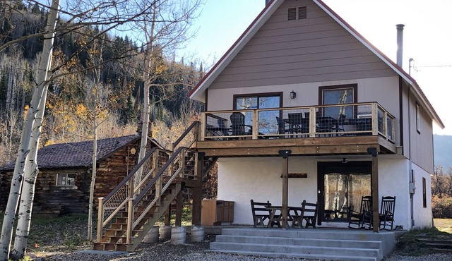 A peaceful mountain retreat with rustic charm 1/2 mile from ski and bike resort