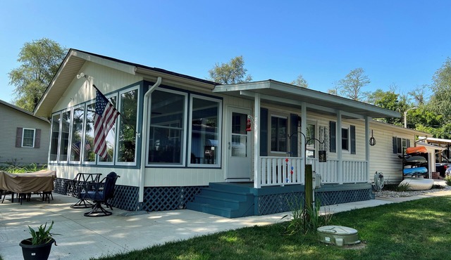 A peaceful retreat, come relax on Lake Shafer. Fire pit, kayaks & games.