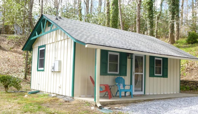 A peaceful retreat near hiking trails in Hickory Nut Gorge