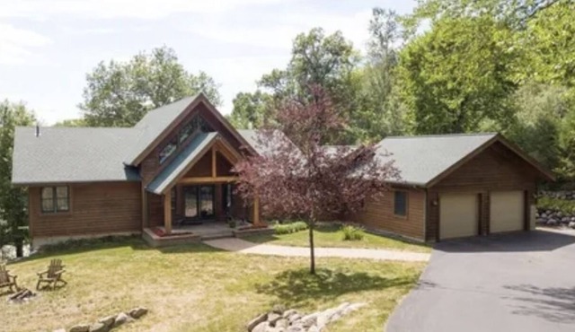 A peaceful stay at the Timber Castle - 10 minutes from downtown