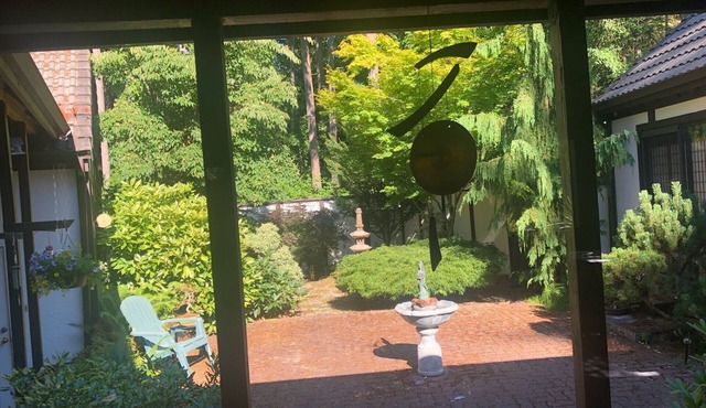 A Peaceful Woodland Retreat 20 minutes from Seattle and from Puget Sound ferries