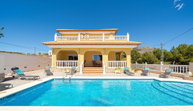 A Perect Spanish Villa sleeps 8 with a Private Pool and Garden