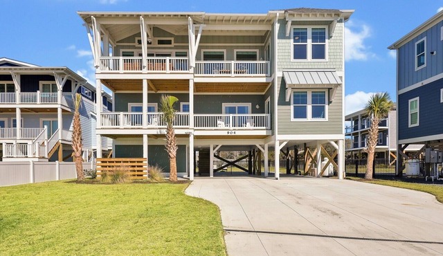 A Perfect Approach: Spacious 7-Bedroom Oceanview House in Oak Island