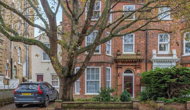 A perfect coastal getaway welcoming large families and groups of friends.