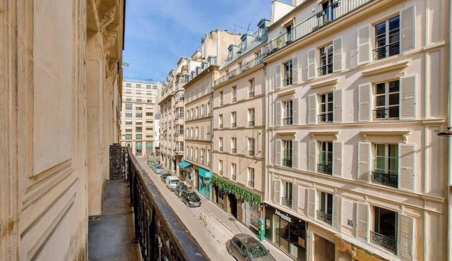 A PERFECT COMBINATION OF PARISIAN CHARM & MODERN COMFORT – CHAMPS ELYSEES