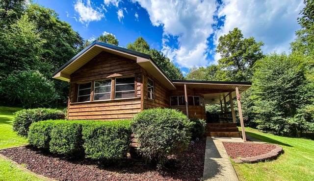 A Perfect Hideaway - Cozy Laurel Highlands Retreat w/Hot Tub & Fire Pit