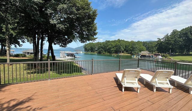 A PERFECT LOCATION! Sloping lot, mountain view, and great cove!