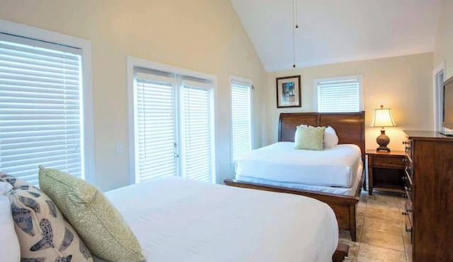A Perfect Mix of Comfort and Convenience with Pool Access and Full Kitchen!