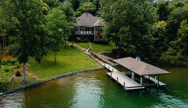 A Pet Friendly Luxury Lakefront Escape
