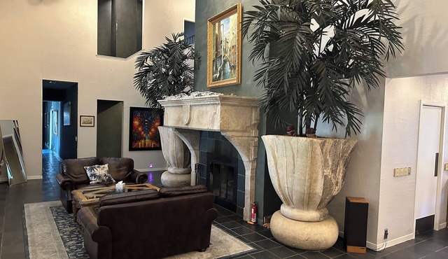 A Pet-Friendly Oasis surrounded by wineries with a Pool, Jacuzzi, and Sauna.