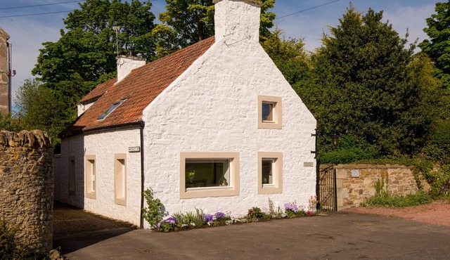 A picture-perfect 2 bedroom cottage boasting stunning waterfront views. Sleeps 4.