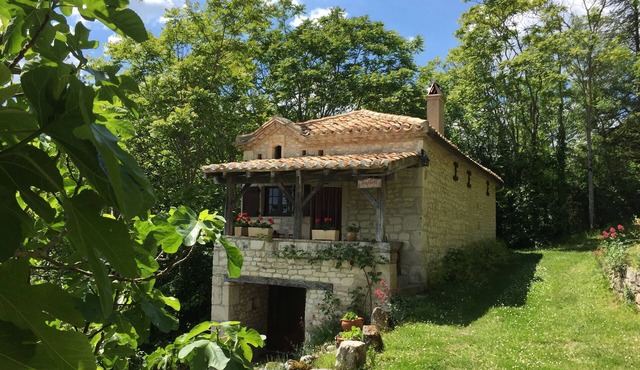 A picturesque cottage in the countryside near Montcuq .