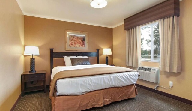 A Picturesque Retreat in Bryce Canyon! Free Breakfast, Pool, Free Parking!