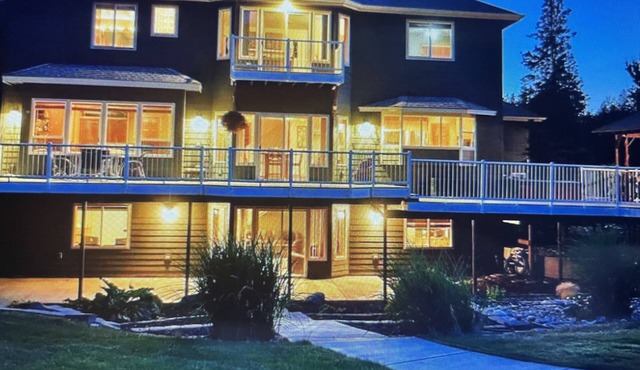 A PIECE OF PARADISE: A HOUSE WITH A 20 YARD SALT H2O POOL, HOT TUB ON THE RIVER!